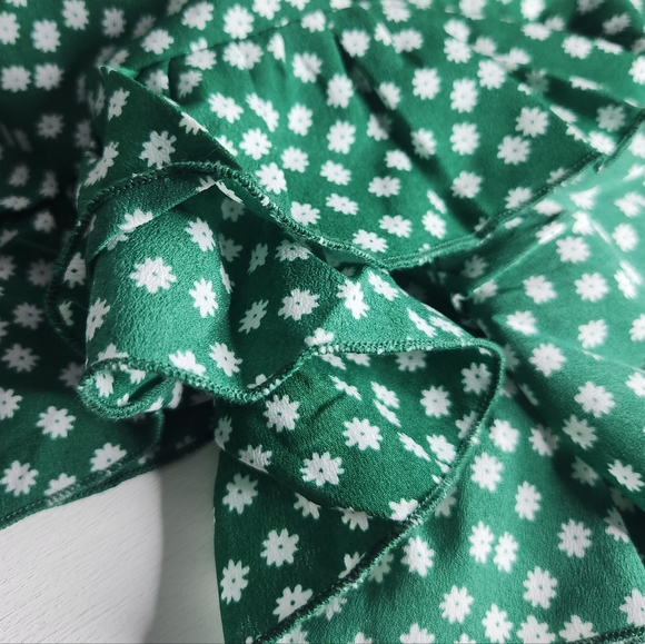 Women's XS Green Dress White Flowers Short-sleeve, Mid-Length, Unbranded - Picture 6 of 7